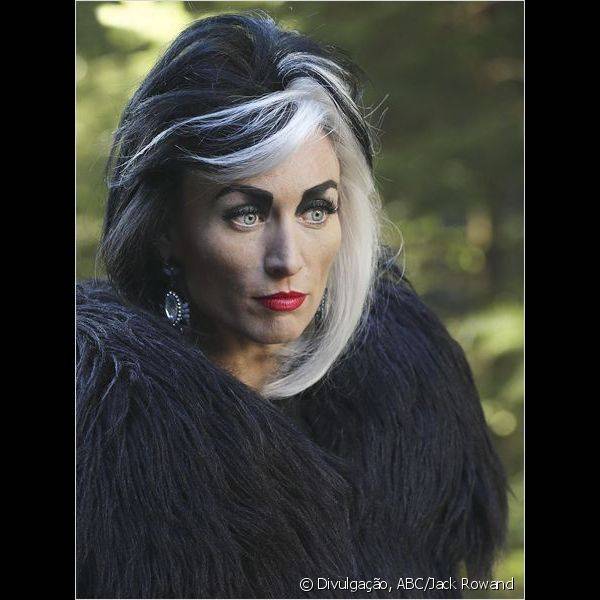 Para interpretar a vilã Cruella, Victoria Smurfit investe nas sobrancelhas pretas e batom vermelho